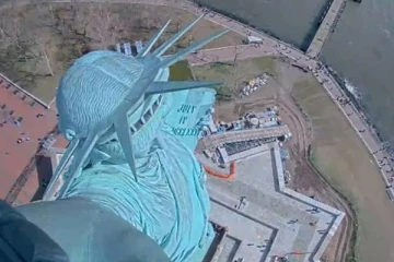 நிலநடுக்கத்தினால் குலுங்கிய லிபர்டி சுதந்திர சிலை!