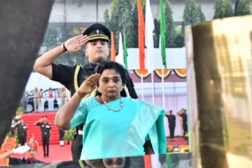 குடியரசு தின விழாவில் கொடியேற்றிய ஆளுநர் : புறக்கணித்த முதலமைச்சர் .. பரபரப்பான அரசியல் களம்