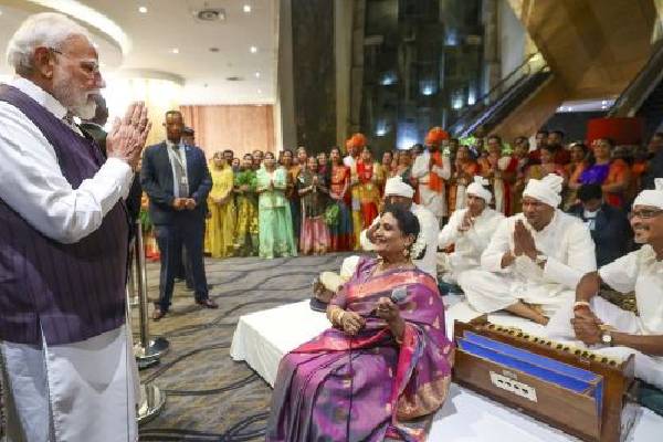 தென்னாப்பிரிக்காவில் பாடப்பட்ட தமிழ் பாடல் ! நெகிழ்ச்சியில் மோடி.. | Pm Modi Receives A Warm Welcome In South Africa