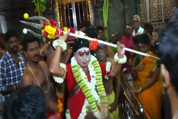 எரியும் பிணத்தை சாப்பிடும் வினோத திருவிழா - எதற்கு, எங்கு தெரியுமா? | Mayana Kollai 2026 Trichy Pookulam Angalamman