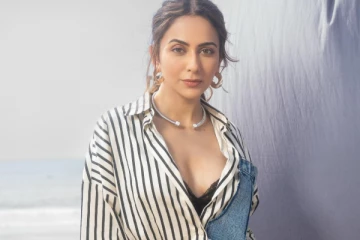 ராகுல் ப்ரீத் கடற்கரையில் அப்படி ஒரு போஸ்.. கவர்ச்சி போட்டோஷூட்