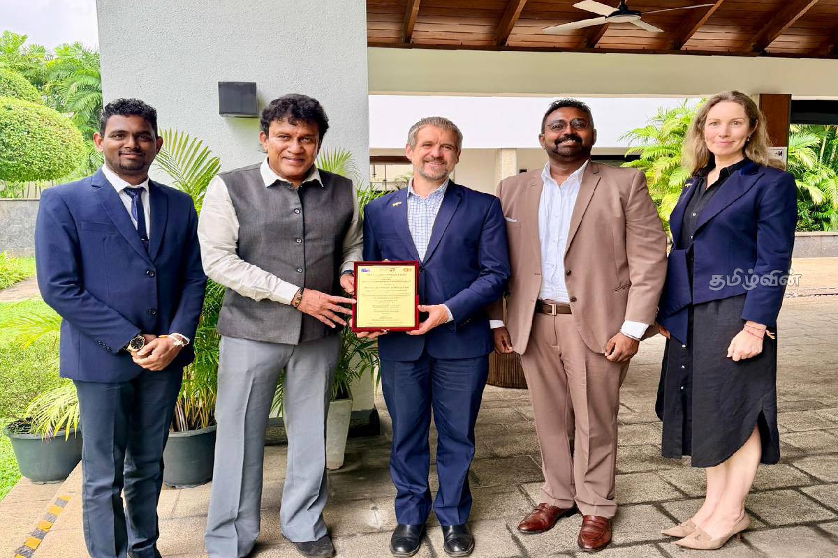 கூடாரங்களில் தவிக்கவிட்டுள்ள பேரிடரினால் பாதிக்கப்பட்ட மலையக மக்கள் - மனோ கணேசன் குற்றச்சாட்டு | Mano Urges Aussie Envoy On Ditwah Hit Hill People கூடாரங்களில் தவிக்கவிட்டுள்ள பேரிடரினால் பாதிக்கப்பட்ட மலையக மக்கள் - மனோ கணேசன் குற்றச்சாட்டு | Mano Urges Aussie Envoy On Ditwah Hit Hill People
