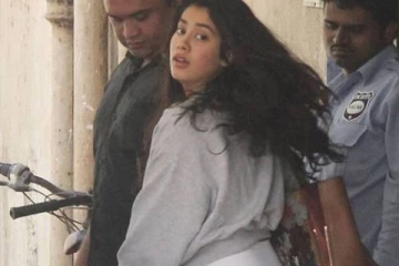 உச்சக்கட்ட கவர்ச்சியில் பிரபல நடிகையின் மகள்!! ஷாக் கொடுத்த நடிகை ஜான்வி..