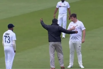 “ஆட்டத்துக்கு நானும் வரலாமா?” - இந்திய அணிக்கு பீல்டிங் செய்ய வந்த ரசிகர்