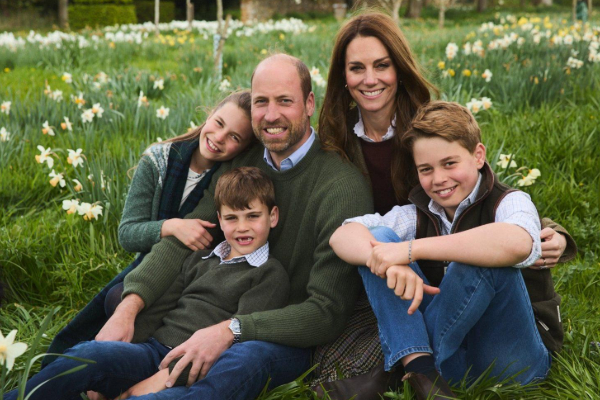 இளவரசர் வில்லியம் மற்றும் இளவரசி கேதரின் ஆகியோரின் கிறிஸ்துமஸ் அட்டை படம் | Christmas Card Picture Prince William Catherine