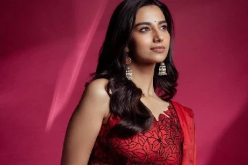 லக்கி பாஸ்கர் ஹீரோயின் மீனாட்சி சவுத்ரியின் கியூட் லேட்டஸ்ட் புகைப்படங்கள்