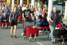 இலங்கைக்கு 500 சுற்றுலாப் பயணிகள் வருவதற்கு அனுமதி