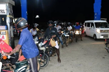 புத்தளத்தில் இப்படி ஒரு நிலையா? நீண்ட வரிசையில் நின்ற மக்கள்!