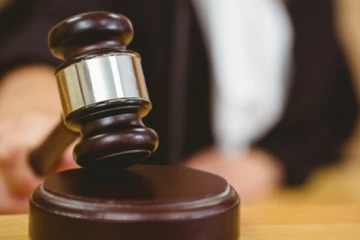 මහ රැජිණගේ දේහය අසලට ළගා වීමට පෝලිම් පැන්න පුද්ගලයෙකුට සිදු වූ දේ..