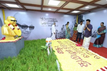 பொங்கல் பண்டிகை; தன்னை பார்க்க வந்தவர்களுக்கு 100 ரூபாய் புது நோட்டு கொடுத்த முதலமைச்சர்