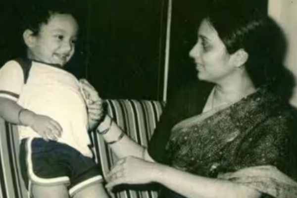 சிறுவயதில் தனது அம்மாவுடன் இருக்கும் இந்த நடிகர் யார் தெரியுமா?- நடிப்பு அரக்கன் | Top Actor Childhood Photo Goes Viral