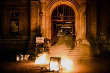 பிரான்சின் மூன்றாவது பெரிய நகரம்: மொத்தமாக நெருப்பு வைத்த கலவரக்காரர்கள்