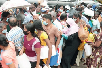 கொழும்பில் மண்ணெண்ணெய்காக நீண்ட வரிசையில் காத்திருக்கும் மக்கள்