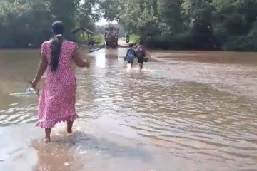 வெள்ளத்துள் மூழ்கிய மூதூர் கட்டைபறிச்சான் பாலம்