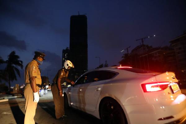 இலங்கையில் சினிமா பாணியில் நடந்த கொள்ளை - பெருந்தொகை பணத்துடன் பேருந்தை திருடிய கும்பல் | Mysterious Gang Hijacked A Businessman S Bus