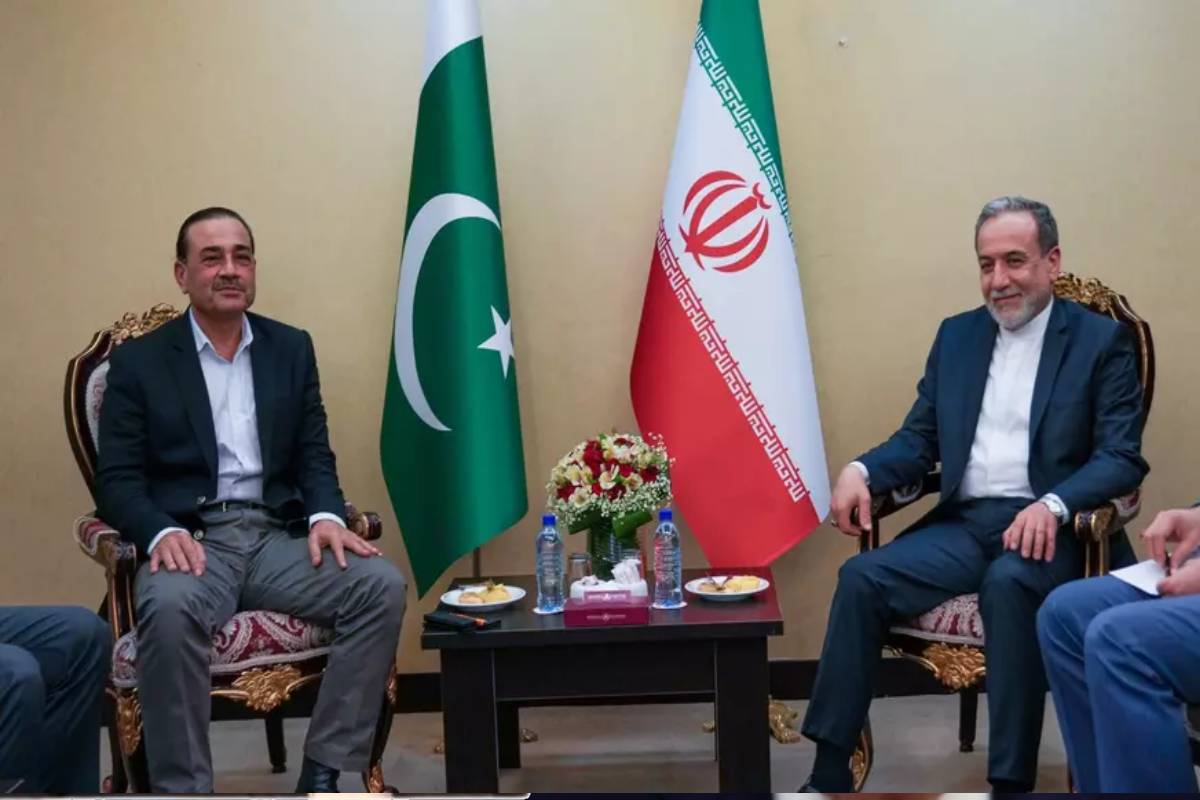 பாகிஸ்தானியப் போர் விமானங்களின் கர்ஜனைக்கு மத்தியில் தரையிறங்கிய அப்பாஸ் அராக்சி! நள்ளிரவில் நடந்த நீண்ட பேச்சுவார்த்தை | Iran War Israel Pakistan Talks