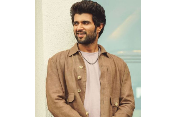 பொது மேடையில் விஜய் தேவரகொண்டா செய்த செயல்- பாராட்டும் ரசிகர்கள் | Vijay Devarakonda Donates His Body Parts