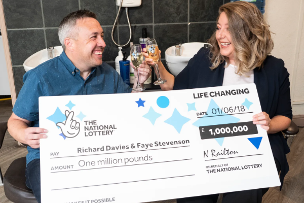 இரண்டாவது முறை பிரித்தானிய தம்பதியரின் கதவை தட்டிய அதிர்ஷ்டம் | Uk Couple Won Million Pound Lottery 2Nd Time