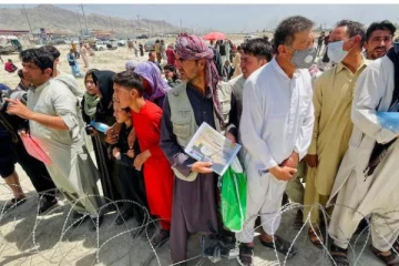 உதட்டில் புன்னகை புதைத்தோம் ..உயிரை உடம்புக்குள் புதைத்தோம்  :காபூல் விமான நிலையத்தில் காத்திருக்கும் இந்தியப் பெண்ணின் வேதனைப் பகிர்வு!