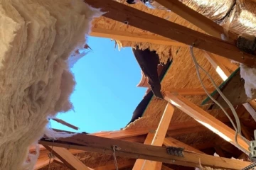 வீட்டின் கூரையை பிய்த்துக்கொண்டு சமையலறையில் விழுந்த பிரித்தானிய ராணுவ வீரர்: திக் திக் நிமிடங்கள்