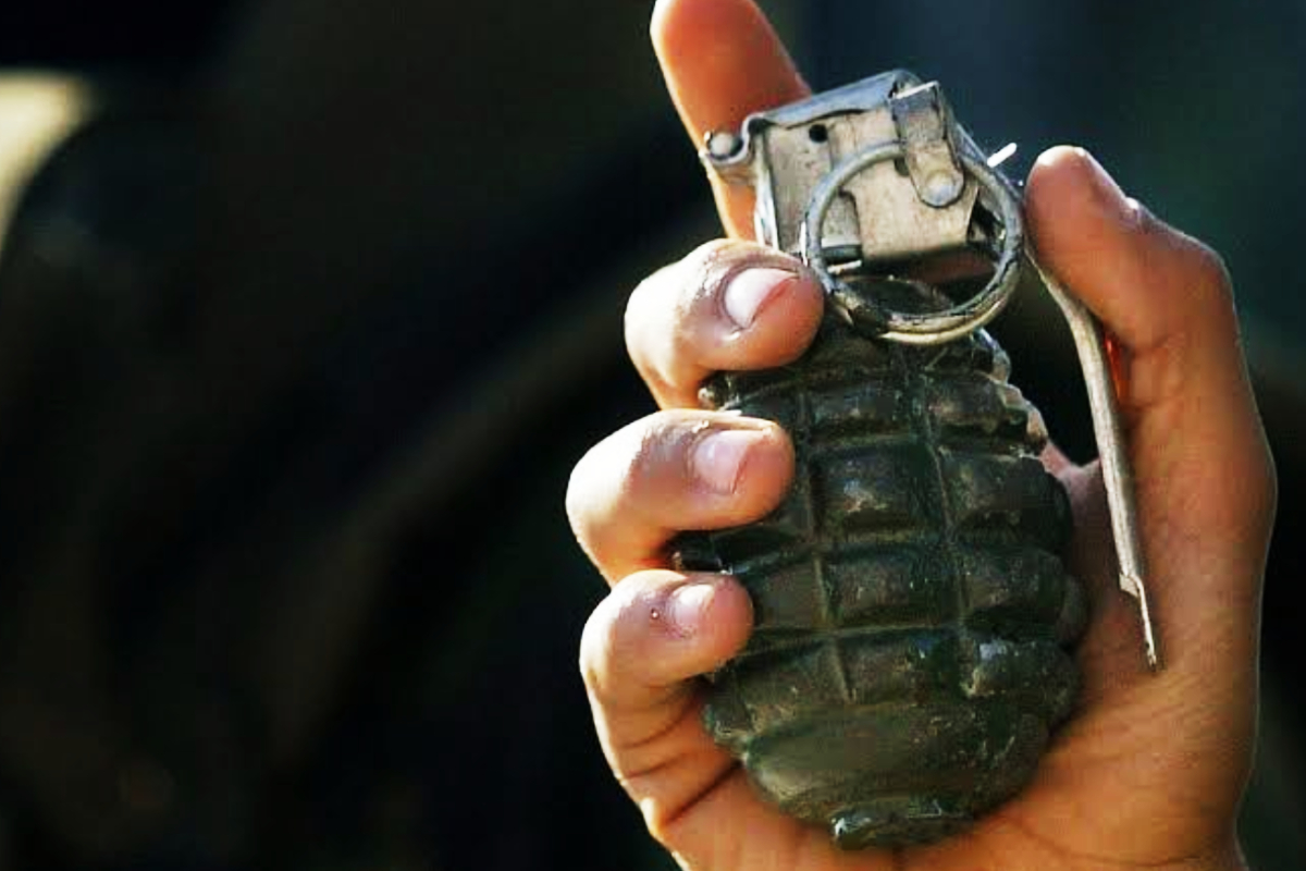 காவல்துறை அதிகாரி வீட்டில் இருந்து பயங்கர ஆயுதங்கள் மீட்பு! | Weapons Recovered From Asp Residence காவல்துறை அதிகாரி வீட்டில் இருந்து பயங்கர ஆயுதங்கள் மீட்பு! | Weapons Recovered From Asp Residence
