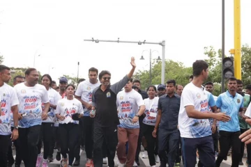 போதைப்பொருள் எதிர்ப்பு விழிப்புணர்வு - 3 கி.மீ தூரம் மாரத்தான் ஓடிய முதல்வர் விஜய்