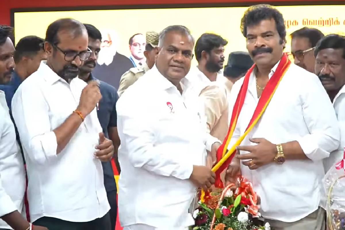 தவெகவில் இணைந்த நடிகர்கள் ரவி மரியா, ஜே.எம்.பஷீர் - பட்டு உடையில் முதல்வர் விஜய் | Actors Ravi Maria J M Bashir Joins In Tvk தவெகவில் இணைந்த நடிகர்கள் ரவி மரியா, ஜே.எம்.பஷீர் - பட்டு உடையில் முதல்வர் விஜய் | Actors Ravi Maria J M Bashir Joins In Tvk