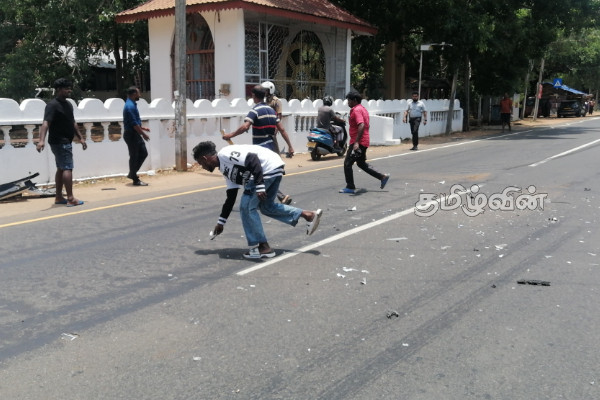 திருகோணமலையில் கெப்ரக வாகனத்துடன் கார் மோதி விபத்து | Army Owned Kebraka Vehicle And Car Accident