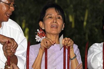 இராணுவ புரட்சியை அடுத்து சிறைப்பிடிக்கப்பட்ட ஆங் சான் சூகிக்கு மீண்டும் கடூழிய தண்டனை!