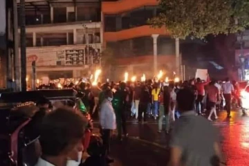 நள்ளிரவில் தீப்பந்ததுடன் பல்கலை மாணவர்கள்: பதற்ற நிலையில் பேருவளை