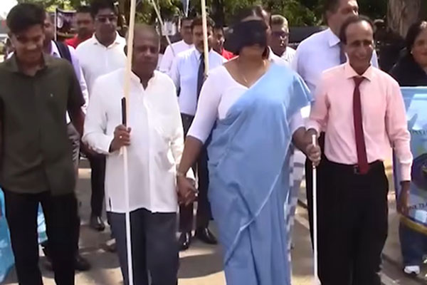 கண்களைக் கட்டி கொழும்பு மேயர் நடைப்பயணம்; காரணம் என்ன? | Colombo Mayor Walks Blindfolded கண்களைக் கட்டி கொழும்பு மேயர் நடைப்பயணம்; காரணம் என்ன? | Colombo Mayor Walks Blindfolded