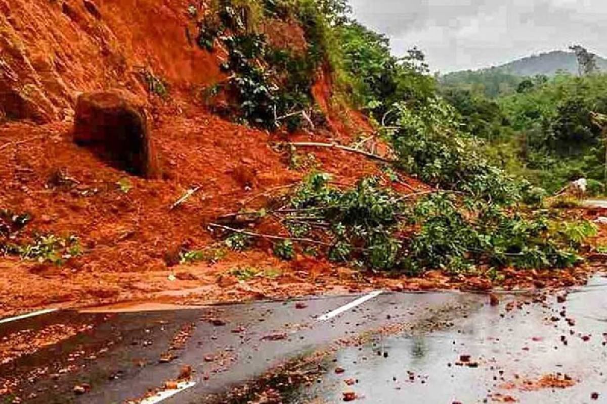 நான்கு மாவட்டங்களுக்கான நிலச்சரிவு எச்சரிக்கை! | Landslide Warnings Updated For Four Districts