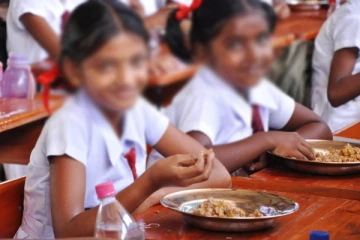 මුළු රටම ආවරණය වන පරිදි පාසල් සිසුන්ට දිවා ආහාරය රජයෙන්.