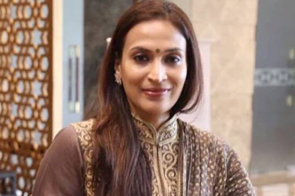 ஐஸ்வர்யாவிற்கு என்ன ஆச்சு? - மறுபடியும் கையில் பிளாஸ்டருடன் வெளியிட்ட புகைப்படம் - ரசிகர்கள் அதிர்ச்சி - தமிழ்நாடு