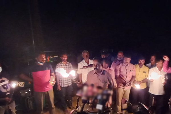 டோர்ச் லைட் ஏந்தி மக்கள் போராட்டம் | People Protest With Torch Light