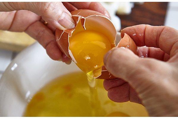 பச்சை முட்டை சாப்பிட்டால் இவ்வளவு ஆபத்தா? எச்சரிக்கை....உயிருக்கே ஆபத்து? | Raw Eggs Are Not Good