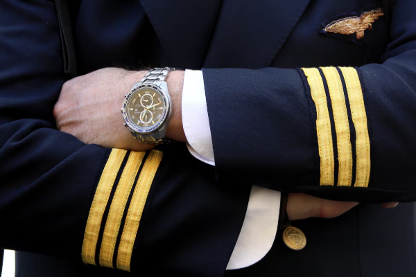 கனடாவின் முன்னாள் விமானப் பணியாளரின் மோசமான செயல் | Former Flight Attendant From Posed As A Pilot