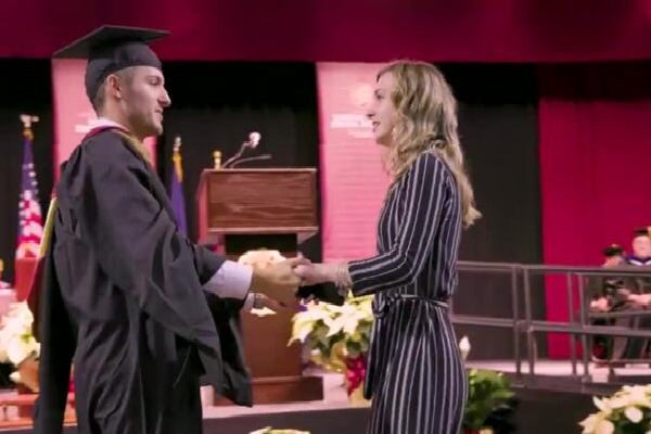பட்டமளிப்பு விழாவில் காதலியை ஆச்சரியப்படுத்திய காதலன்! | The Boyfriend Surprised Girlfriend Graduation