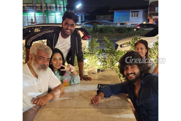 பிக் பாஸ் காதல் ஜோடியுடன் செல்ஃபி எடுத்த அஜித்.. முதல் முறையாக வெளியான புகைப்படம் | Ajith Selfie With Amir And Pavni