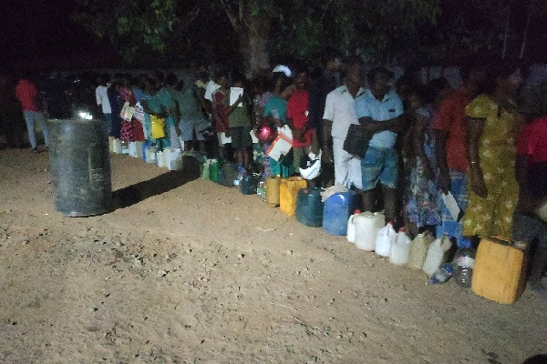 ஐந்து மணிநேரத்திற்குள் தீர்ந்த மண்ணெண்ணெய்: ஏமாற்றத்தில் மக்கள்(Photo) | Kerosene Depleted People In Despair ஐந்து மணிநேரத்திற்குள் தீர்ந்த மண்ணெண்ணெய்: ஏமாற்றத்தில் மக்கள்(Photo) | Kerosene Depleted People In Despair