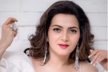 40 வயதை கடந்த டிடியா இது? தங்க நிற ஆடையில் தங்கம் போல் ஜொலிக்கும் புகைப்படங்கள்!