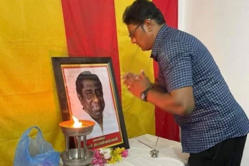 குமாரின் உருவப்படத்திற்கு மலர்தூவி அஞ்சலி செலுத்திய மணிவண்ணன் அணி!