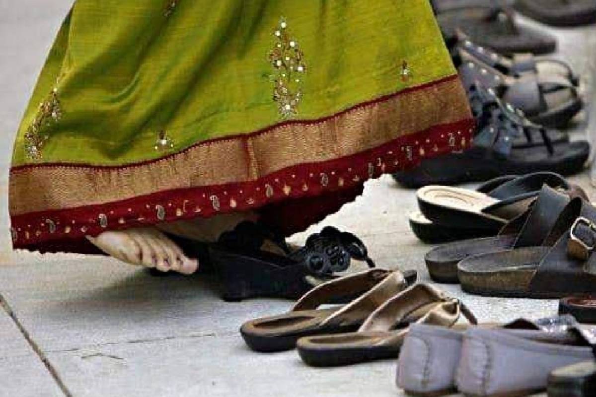 கோயில் வாசலில் காலணிகளை கழற்றுவது ஏன்? இதில் இவ்வளவு ரகசியம் இருக்கா! | Why We Remove Footwear Before Entering A Temples