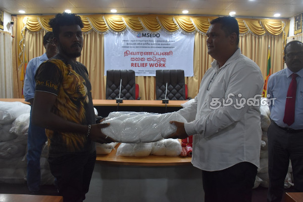 யாழில் மண்டோஸ் புயலால் பாதிக்கப்பட்ட கடற்றொழிலாளர்களுக்கு நண்டு வலைகள் வழங்கி வைப்பு | Jaffna Fishermen Affected By Cyclone Mandos