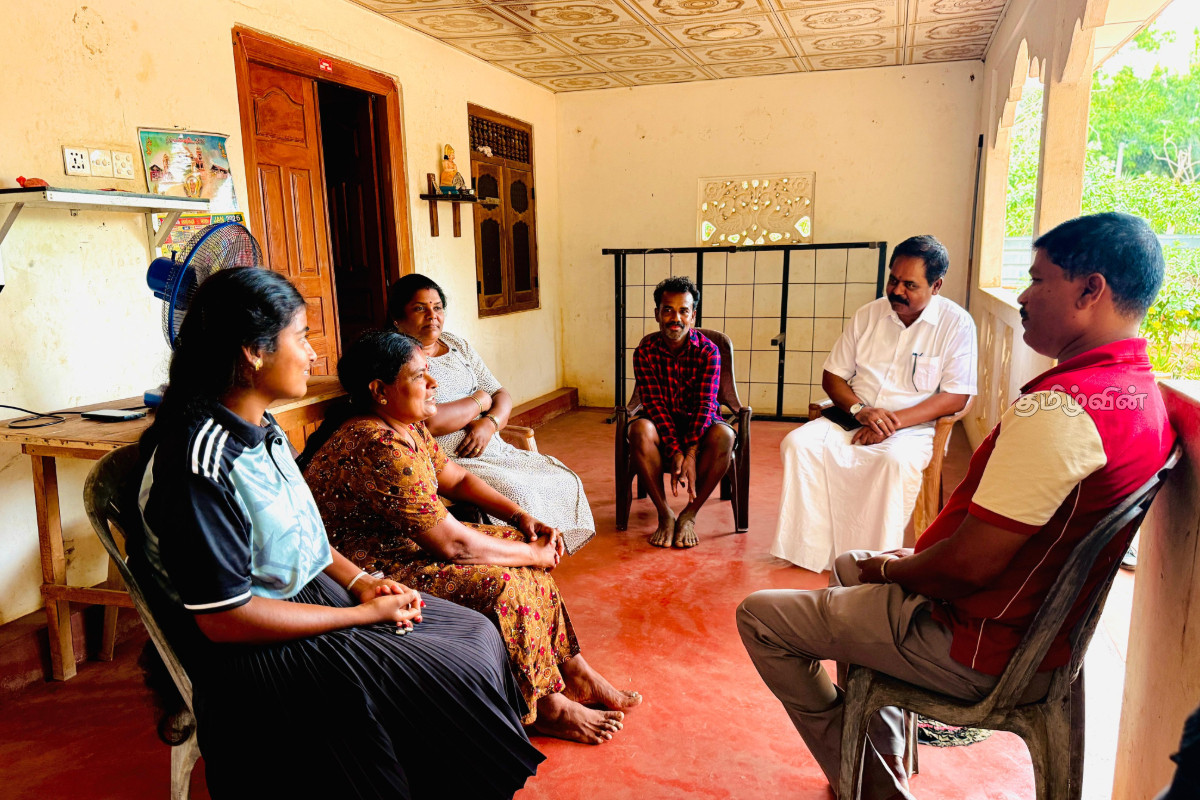 உயர்தர பரீட்சையில் சாதனை படைத்த மாணவி: நேரில் சென்று வாழ்த்திய சிறீதரன் எம்.பி! | Sridharan Mp Congratulates Student