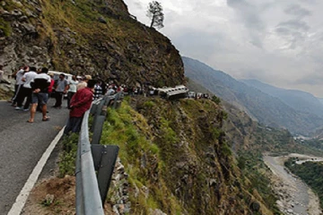 பள்ளத்தாக்கில் பஸ் கவிழ்ந்து கோர விபத்து - 4 பேர் பலி!