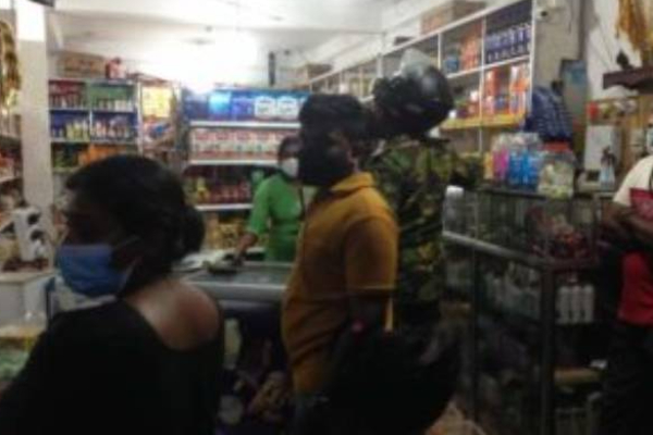 யாழில் பிரபல பல்பொருள் அங்காடி மீது கண்முடித்தனமாக தாக்குதல் நடத்திய வாள்வெட்டு கும்பல்! | Sword Gang Attacks Popular Supermarket In Jaffna