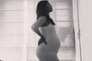 கர்ப்பமாக இருக்கும் நேரத்தில் தலைகீழாக போஸ் கொடுத்த சீரியல் நடிகை- ஷாக்கான ரசிகர்கள்