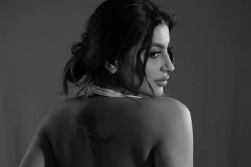 இளசுகளை ஈர்க்கும் படியான போஸ்!! உச்சக்கட்ட கவர்ச்சியில் இருட்டு அறை பட நடிகை யாஷிகா..