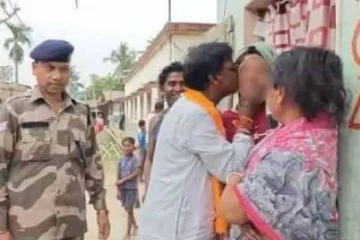 ஓட்டு கேட்க சென்ற இடத்தில் பெண்ணிற்கு முத்தம் கொடுத்த பாஜக வேட்பாளர்.., ஏன் என்று விளக்கம்